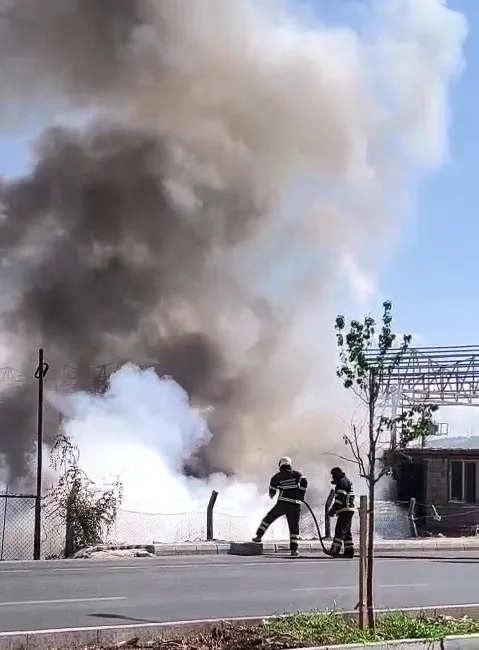 Adıyaman’da yerleşim alanlarına yakın bölgede çıkan yangın korku ve paniğe