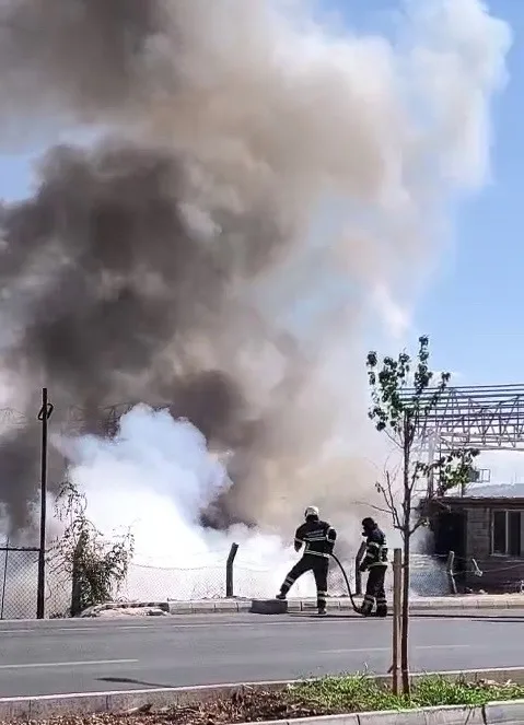 Adıyaman’da yerleşim alanlarına yakın bölgede çıkan yangın korku ve paniğe