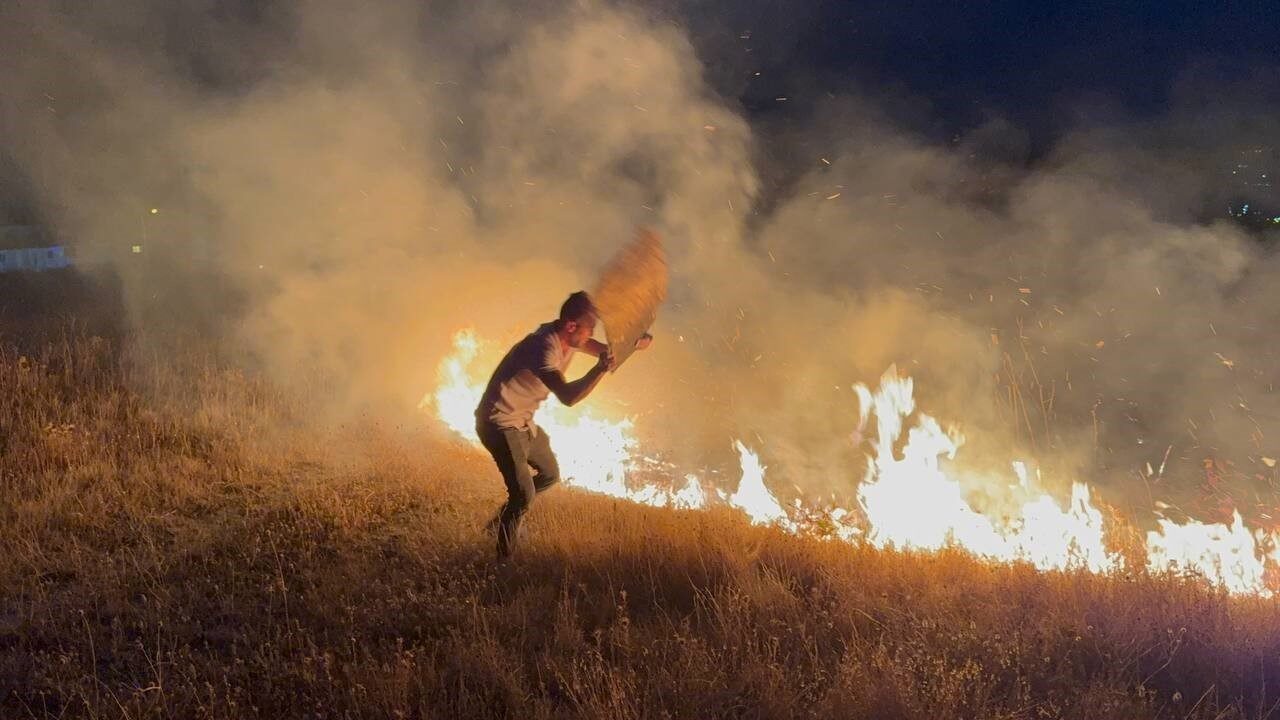 Karabük’te yerleşim yerine yakın alanda çıkan anız yangını paniğe neden