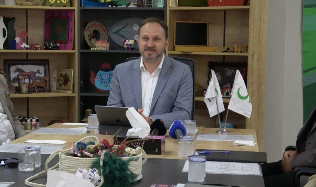 Kilis Yeşilay Danışmanlık Merkezi’nde açıklamalarda bulunan Yeşilay Genel Başkanı Doç.