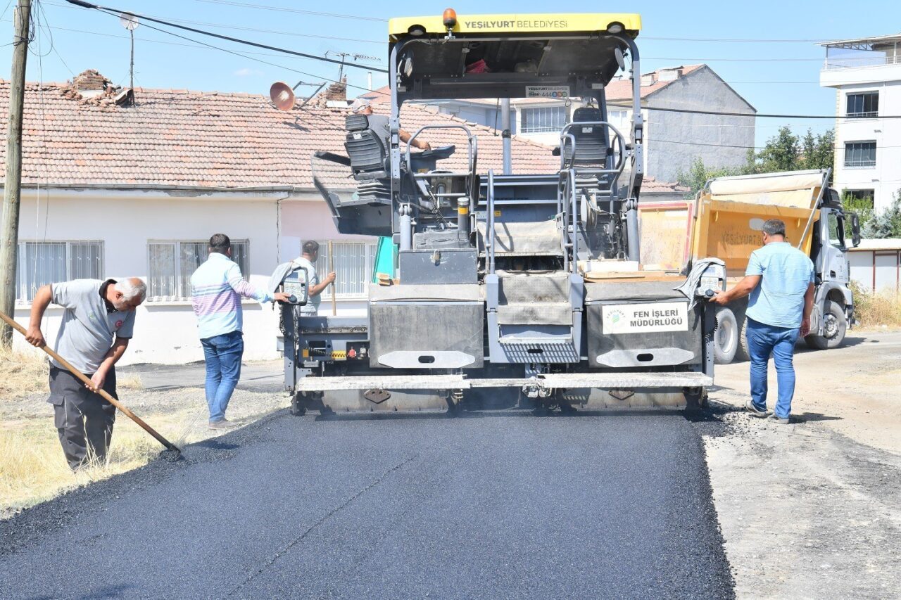 Malatya’nın merkez ilçelerinden Yeşilyurt’ta, belediye ekipleri mahallelerdeki yol sorunlarını tek