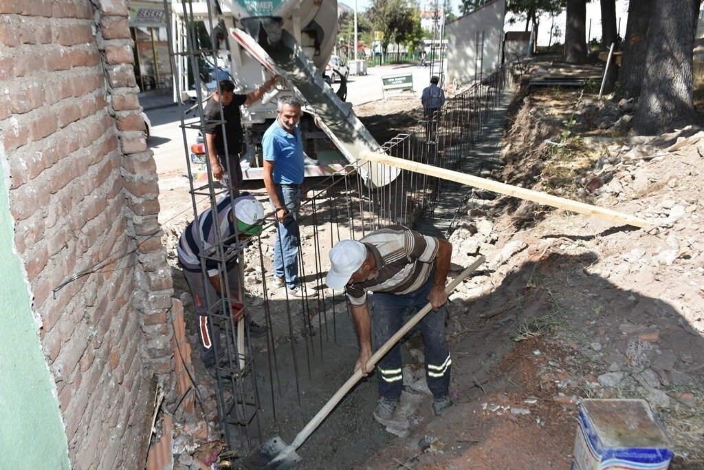 Eskişehir’in İnönü ilçesinde yıkılma tehlikesi bulunması sebebiyle belediye ekiplerince yıkılan