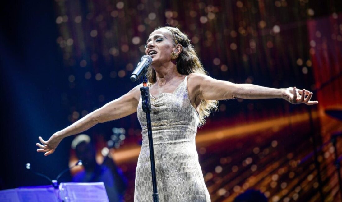 İzmir 94’üncü Enternasyonal Fuarı (İEF) kapsamında dün gece ünlü sanatçı