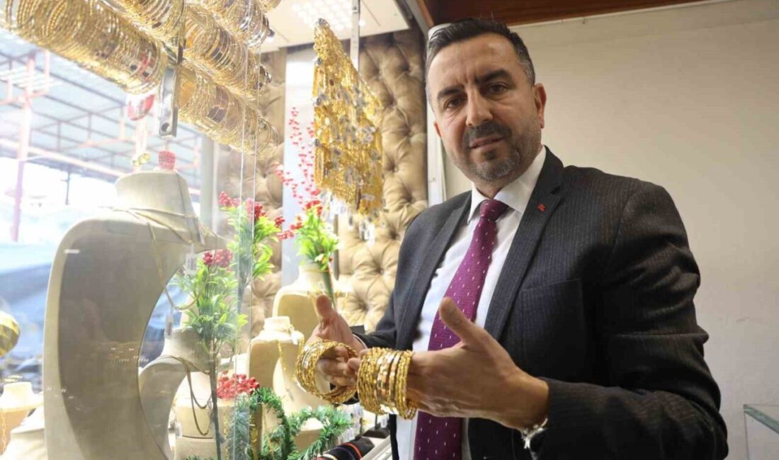 Hatay’da sarraflık yapan Ahmet Güney, gram fiyatı 5 bin TL’ye