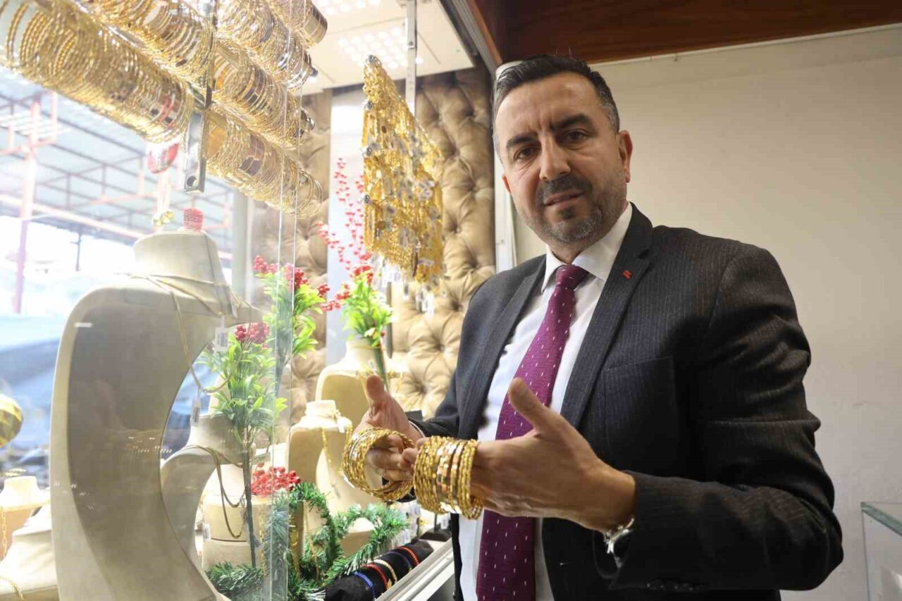 Hatay’da sarraflık yapan Ahmet Güney, gram fiyatı 5 bin TL’ye