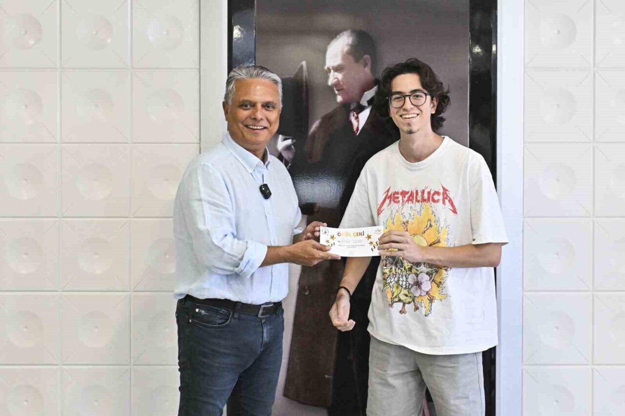 Antalya Muratpaşa Belediye Başkanı Ümit Uysal, belediyenin ücretsiz üniversite hazırlık