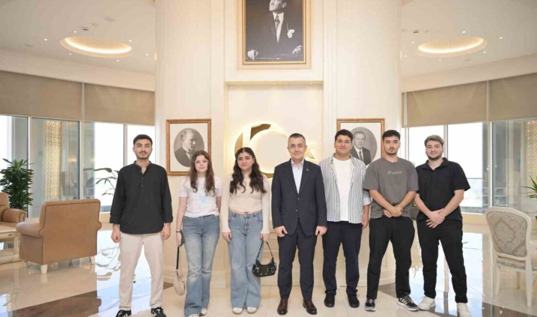 Esenyurt Belediye Başkan Vekili Can Aksoy, YKS’de dereceye giren öğrencileri