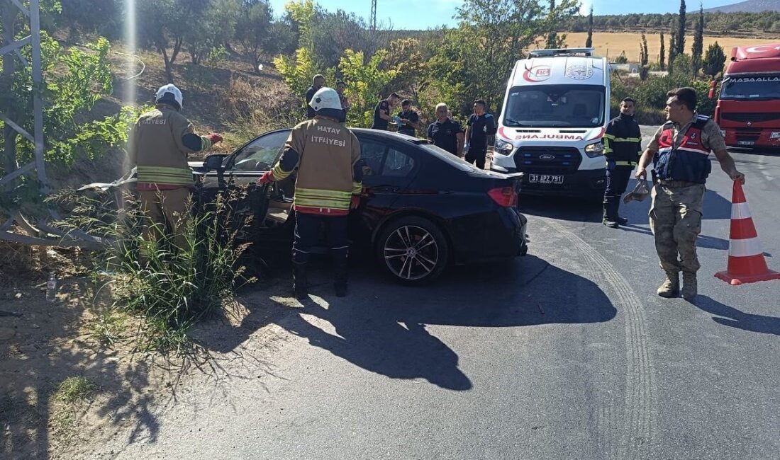 Hatay’da sürüşücüsünün kontrolünden çıkarak yol kenarına devrilen otomobilin sürücüsü yaralandı.