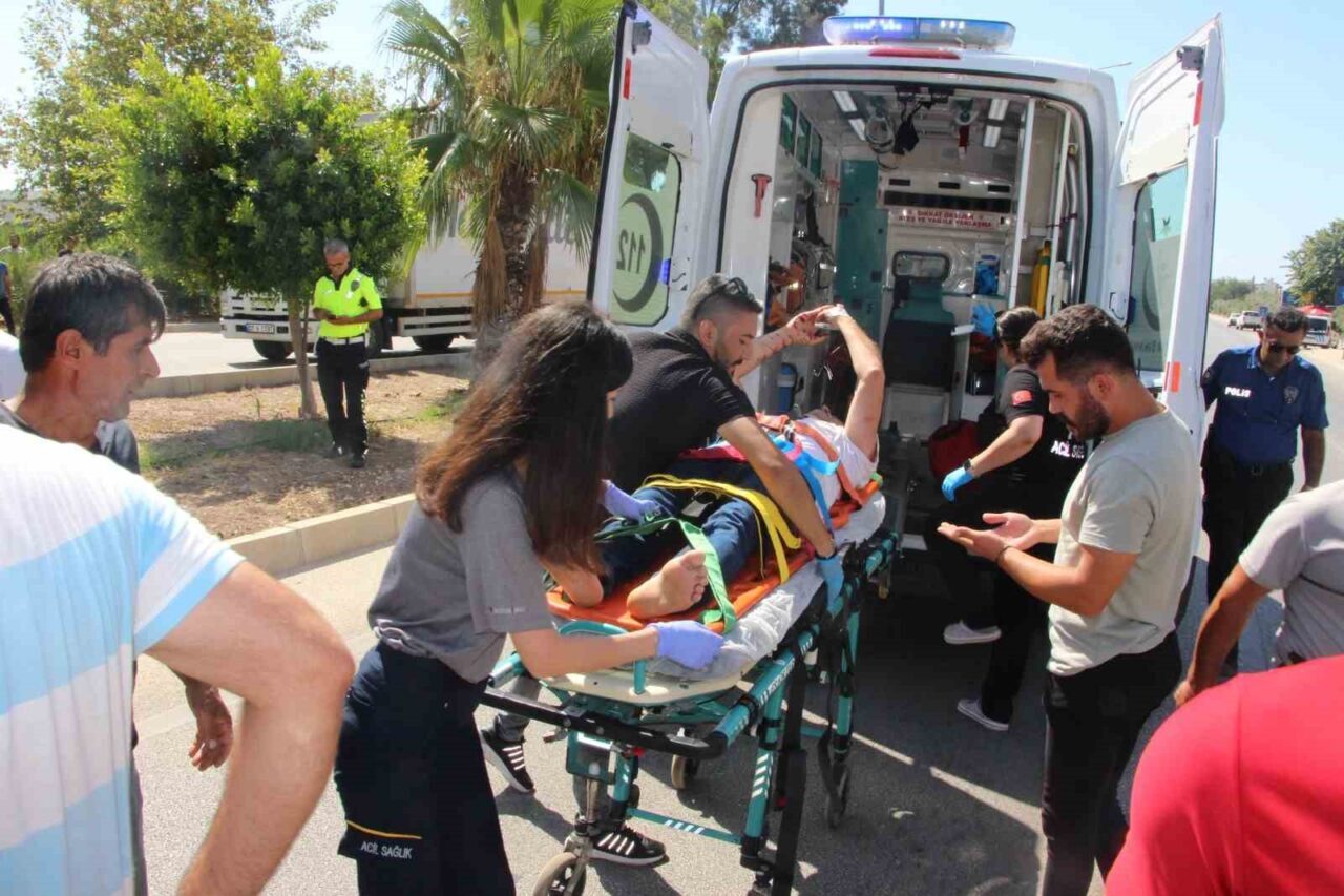 Antalya’nın Kumluca ilçesinde hafif ticari aracın belediyeye ait süpürme aracına