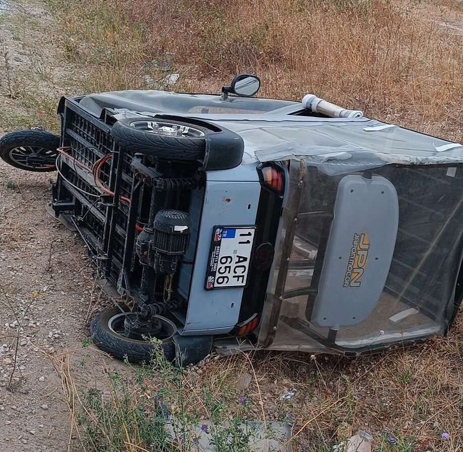 Bilecik’te bir araca yol vermek isterken devrilen üç tekerlekli elektrikli