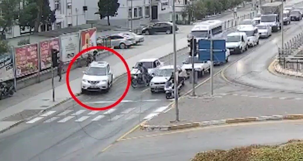 Denizli’de, akan trafikte karayolu yerine yaya kaldırımı kullanarak trafiği ve