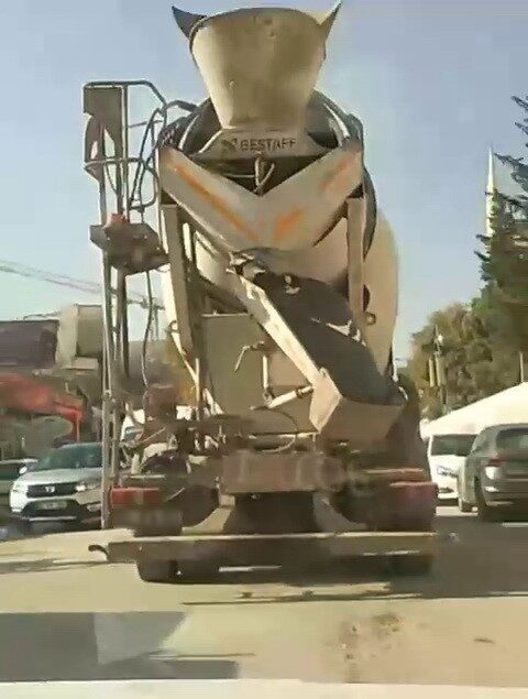 Adıyaman’da bir beton mikserinin karayoluna beton dökerek ilerlemesi tepkilere neden