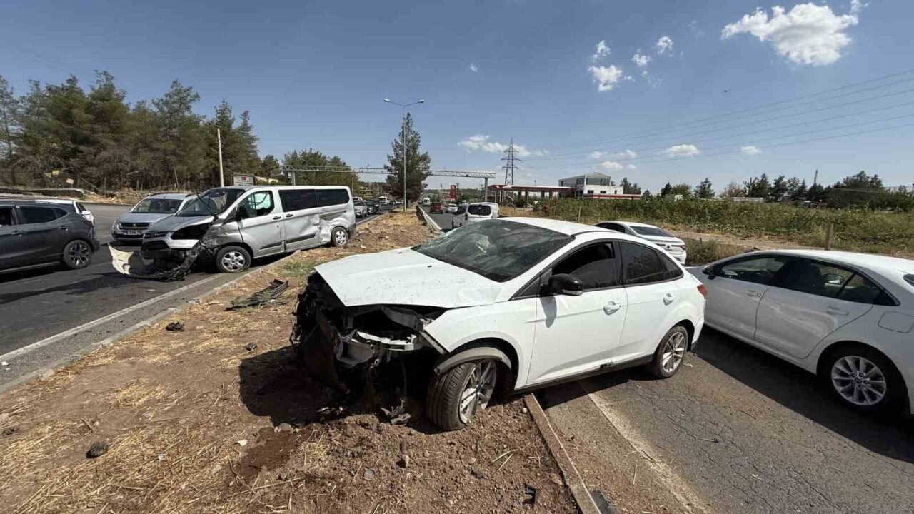Diyarbakır-Silvan kara yoluna kontrolsüz giren kamyonet sürücüsü, çarptığı otomobili karşı