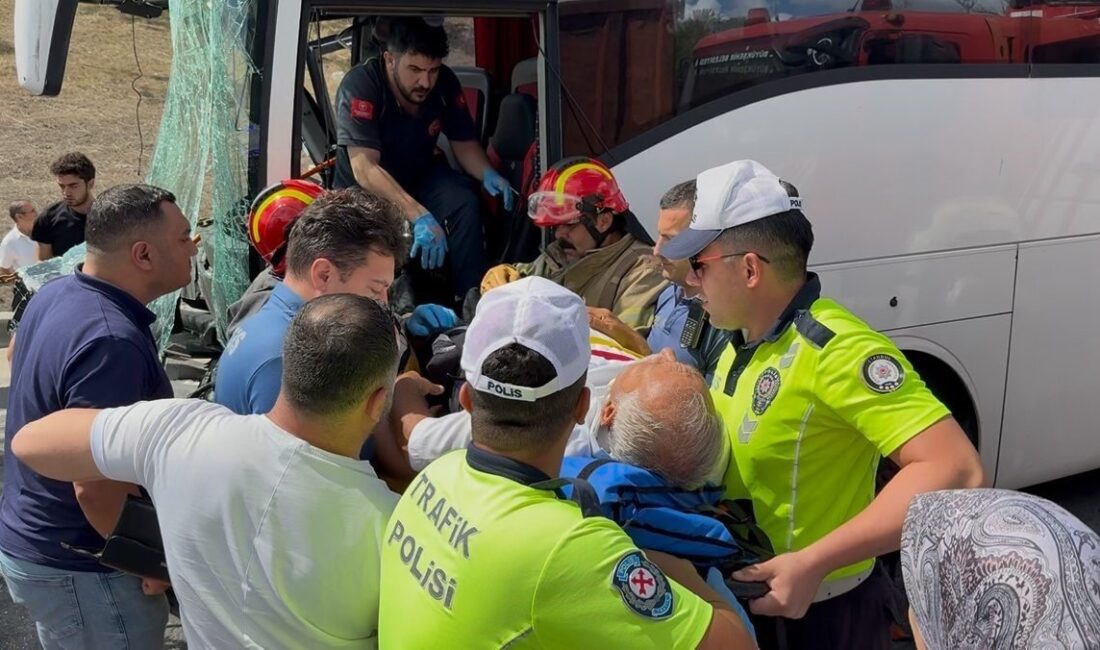 TEM Otoyolu Esenyurt mevkiinde bir yolcu otobüsü, seyir halindeki kamyona