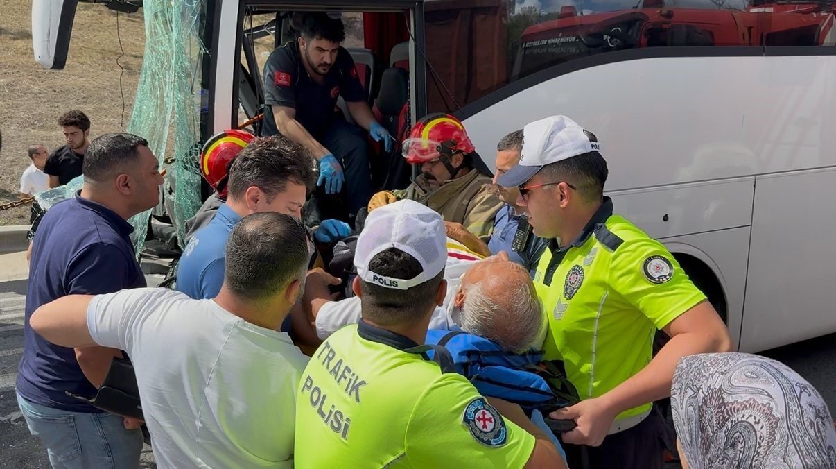 TEM Otoyolu Esenyurt mevkiinde bir yolcu otobüsü, seyir halindeki kamyona