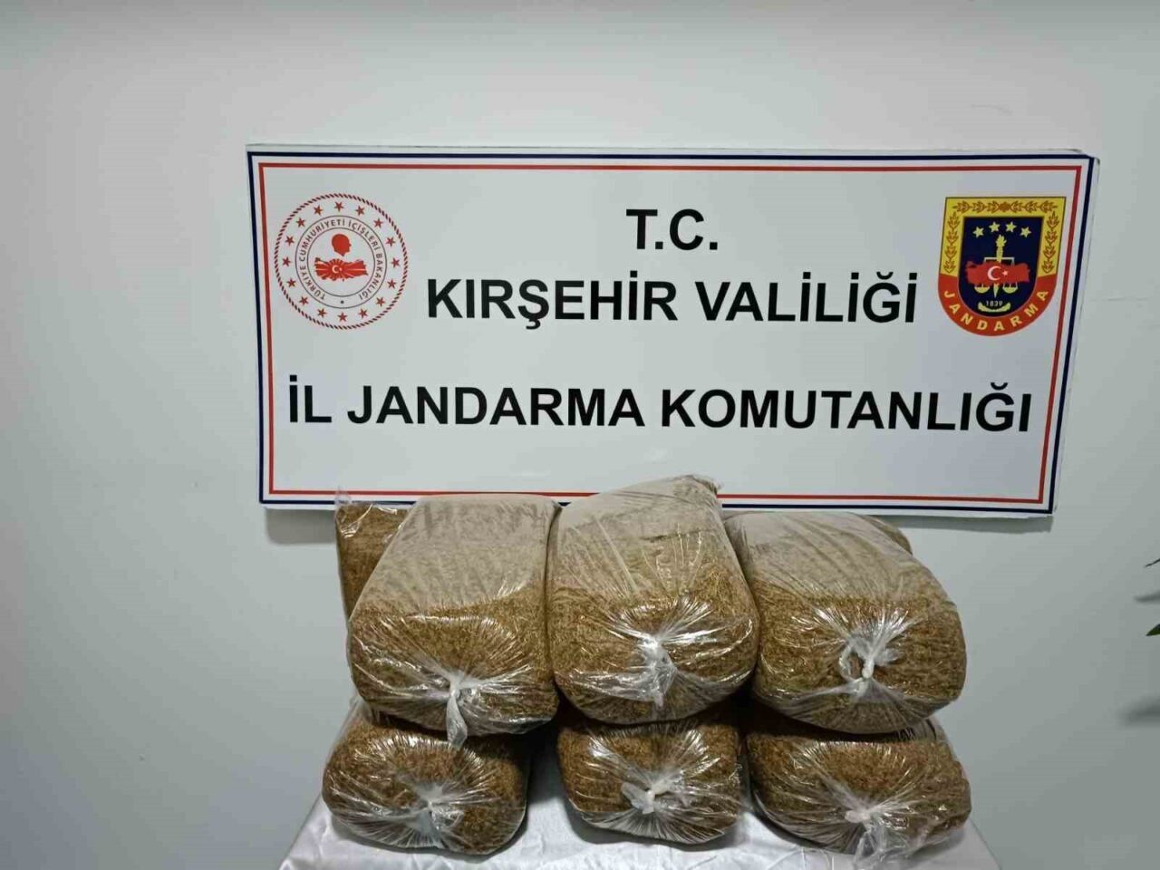KIRŞEHİR(İHA)– Kırşehir’de jandarma ekiplerinin düzenlediği operasyonda bir yolcu otobüsünde 42