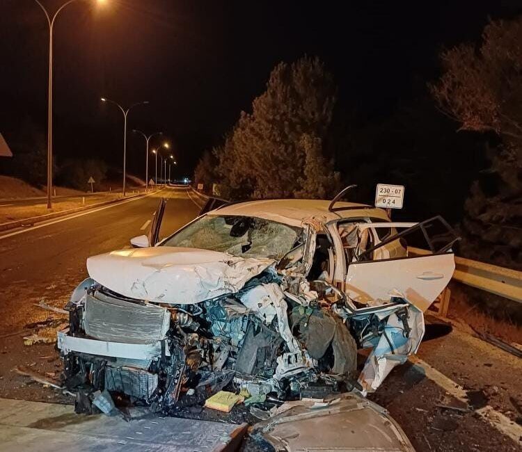 Eskişehir’de yolcu otobüsü ile kafa kafaya çarpışan otomobilin sürücüsü ağır