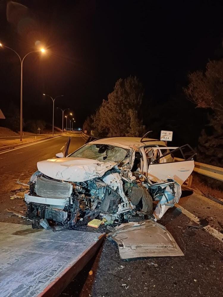 Eskişehir’de yolcu otobüsü ile kafa kafaya çarpışan otomobilin sürücüsü ağır