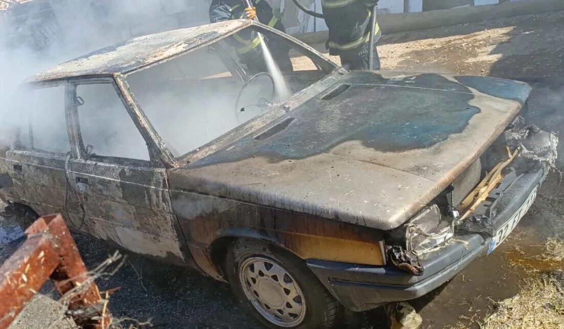 Isparta’nın Deregümü Köyü’nde seyir halindeki bir otomobil aniden yanmaya başladı.