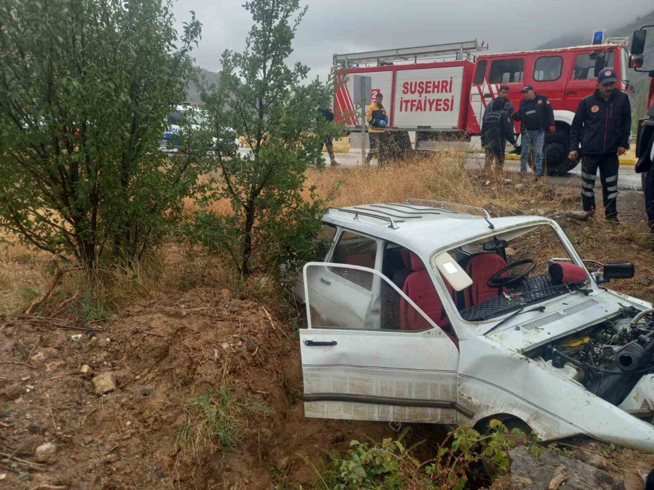Sivas’ın Koyulhisar ilçesinde yoldan çıkan araç kaza yaptı, iki kişi