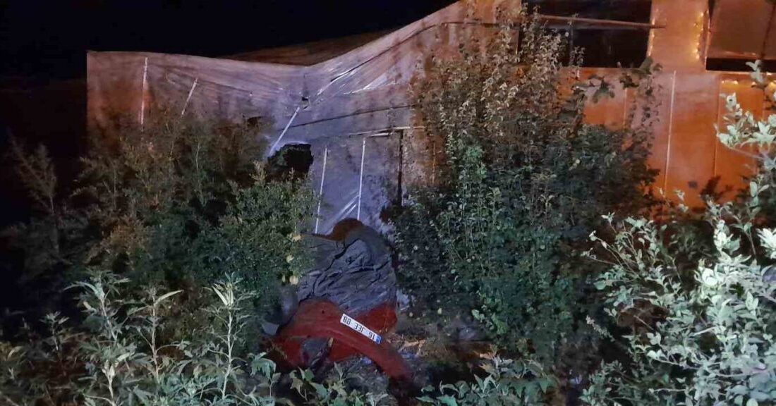 Mersin’in Bozyazı ilçesinde yoldan çıkan otomobil, seraya çarptı, 1’i ağır,