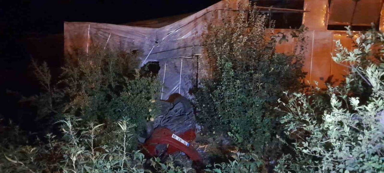 Mersin’in Bozyazı ilçesinde yoldan çıkan otomobil, seraya çarptı, 1’i ağır,