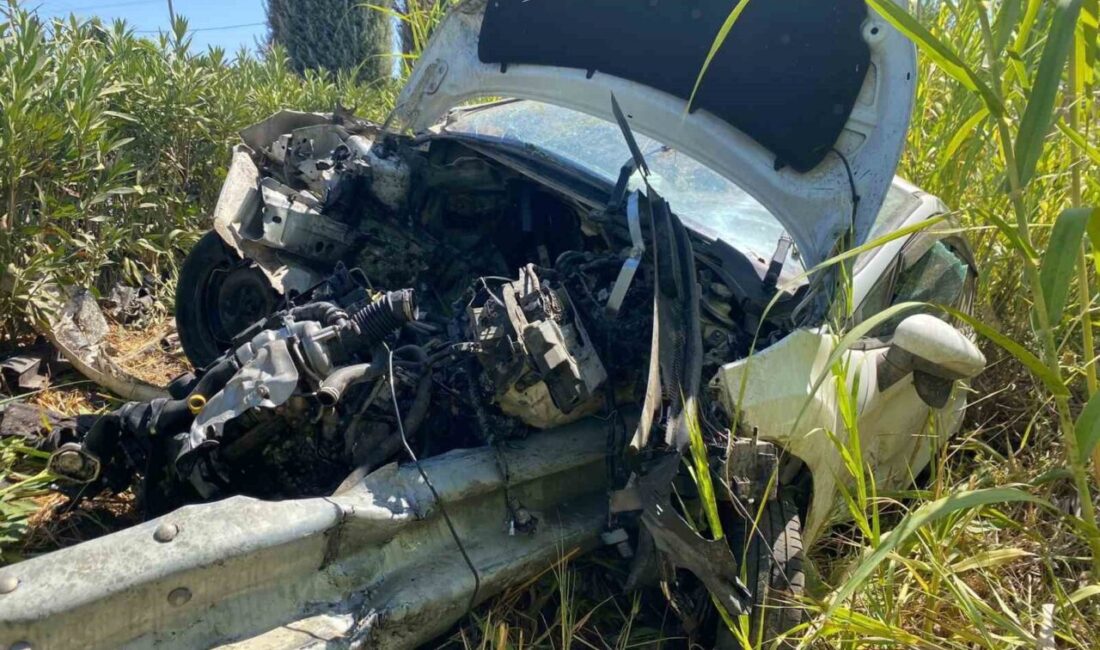 Antalya’nın Serik ilçesinde sürücünün direksiyon hakimiyetini kaybetmesi sonucu demir bariyerlere