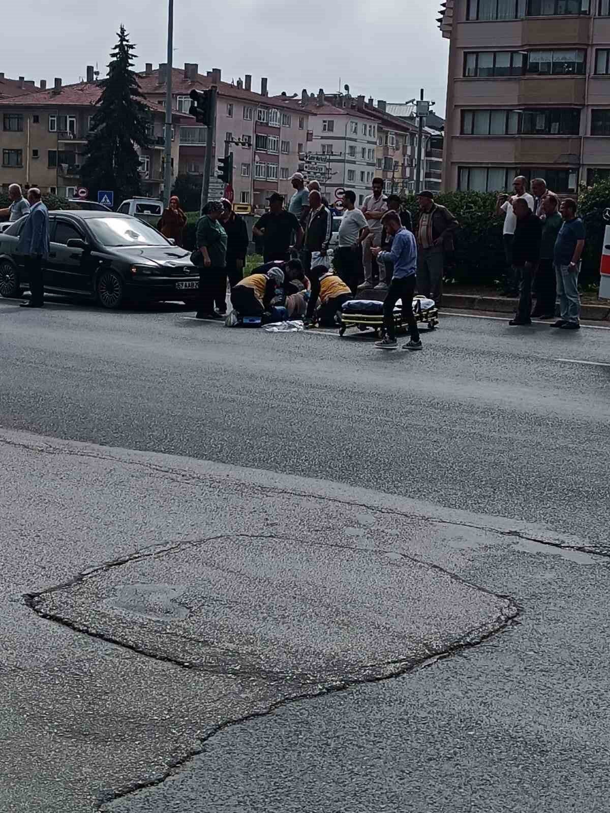 Bolu’da D-100 kara yolunda bir otomobil, yolun karşısına geçmeye çalışan