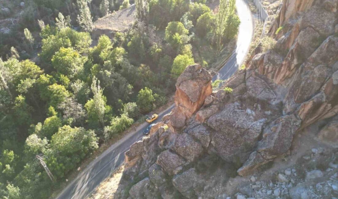 Erzurum’un Uzundere ilçesi Pehlivanlı Mahallesi’nde dağ yamacında çatlayan ve kırılan
