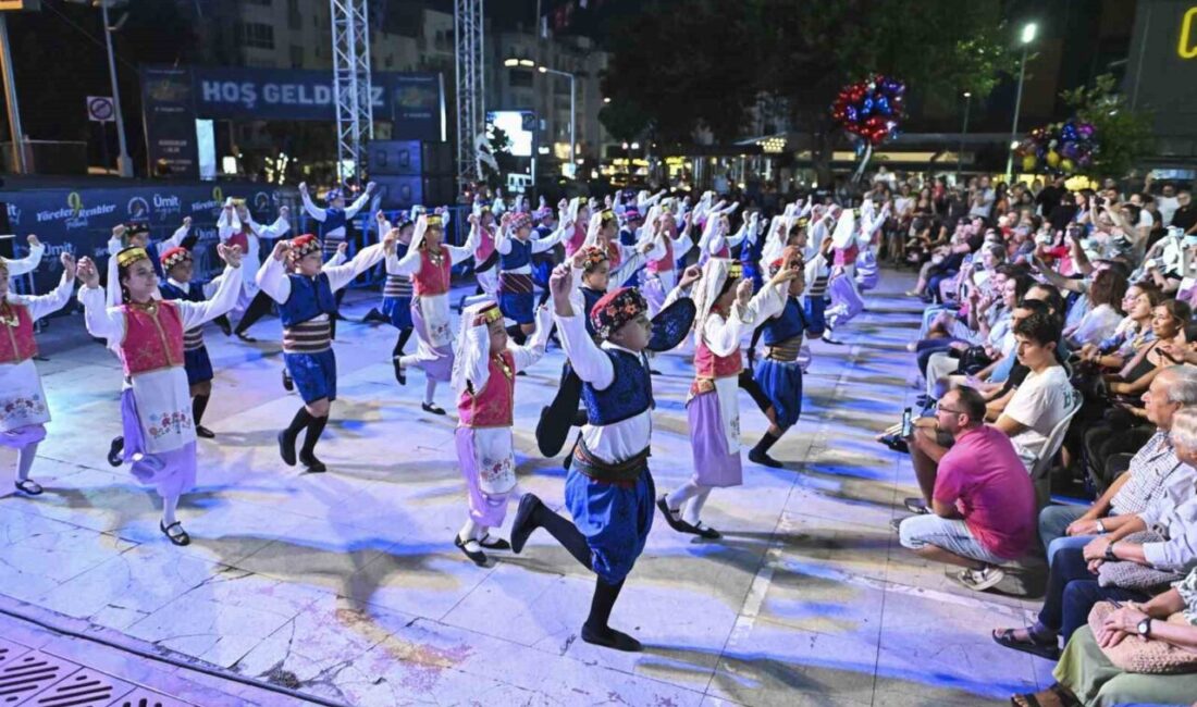 Antalya Muratpaşa Belediyesi’nin 9’uncusunu düzenlediği Yöreler Renkler Festivali’nin Ege-Marmara Gecesi’nde