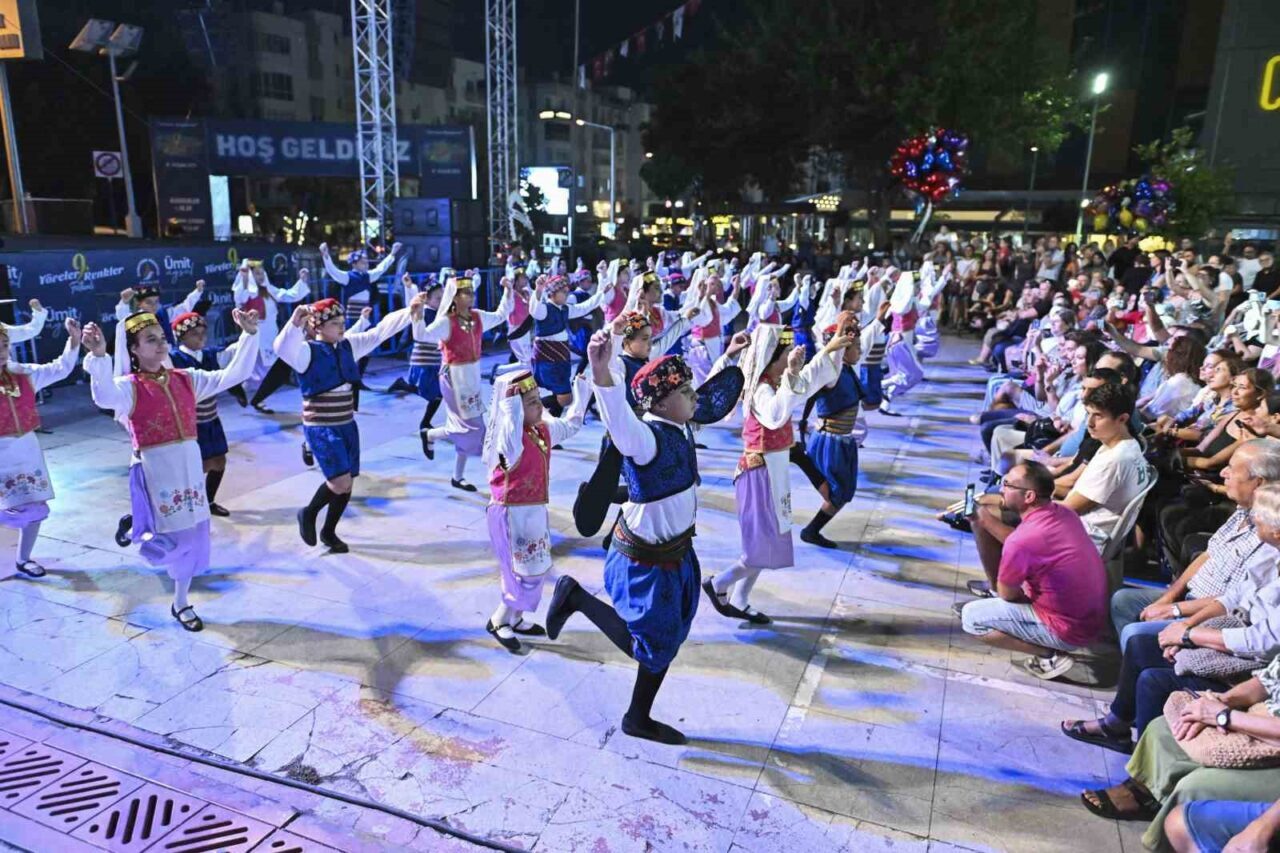 Antalya Muratpaşa Belediyesi’nin 9’uncusunu düzenlediği Yöreler Renkler Festivali’nin Ege-Marmara Gecesi’nde