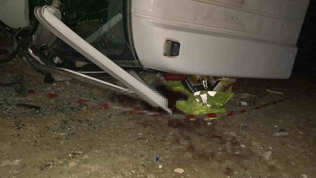 Hatay’ın Defne ilçesinde yük boşalttığı sırada devrilen kamyonun altında kalan