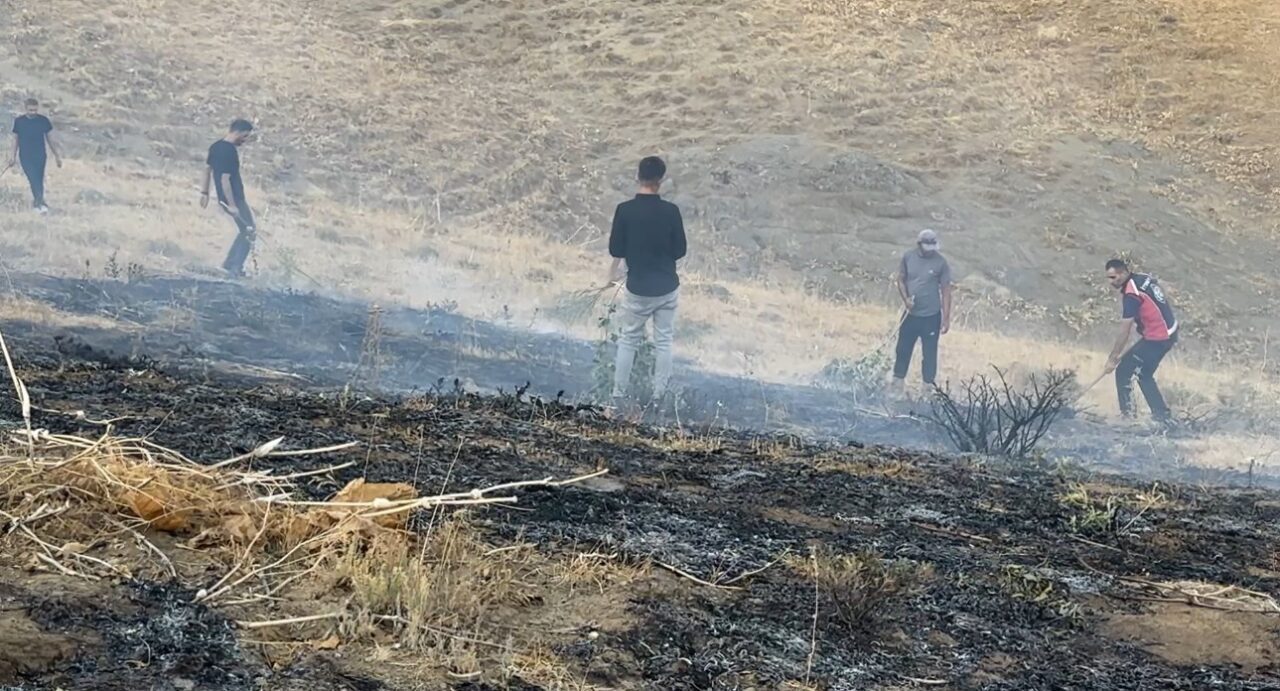 Hakkari’nin Yüksekova ilçesinde çıkan anız yangını, rüzgarın da etkisiyle hızla