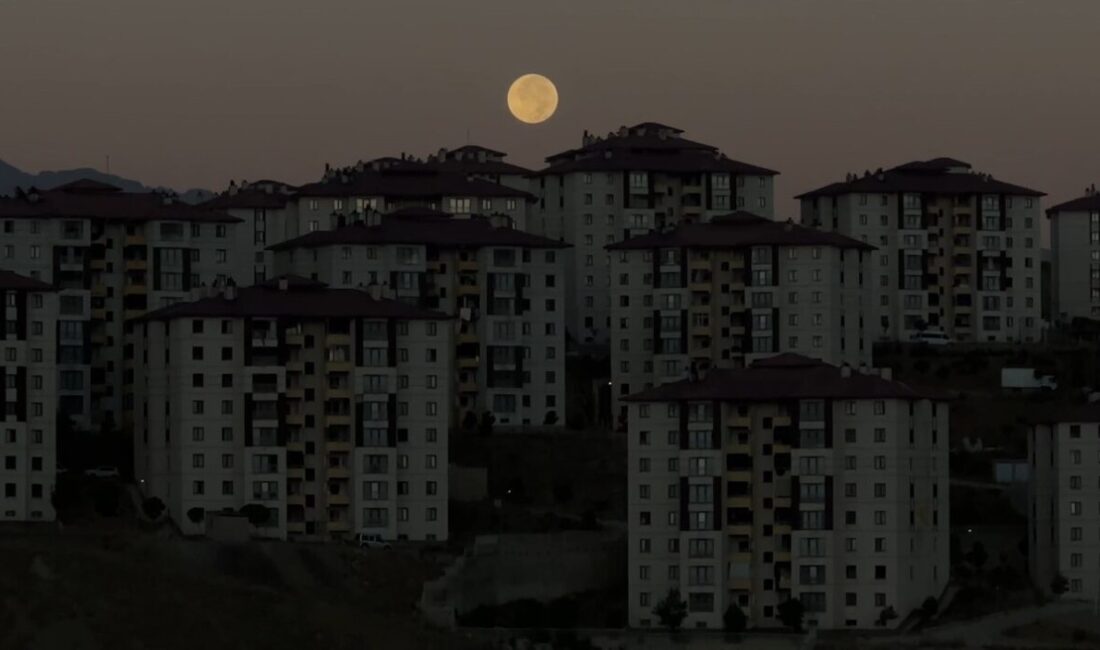 Hakkari’nin Yüksekova ilçesinde gökyüzünü aydınlatan kızıl renkli dolunayın Cilo Dağları’nın