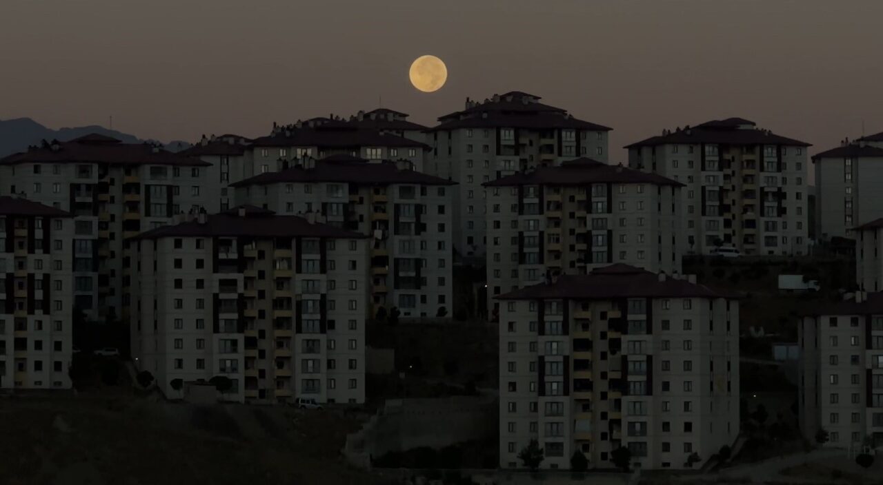 Hakkari’nin Yüksekova ilçesinde gökyüzünü aydınlatan kızıl renkli dolunayın Cilo Dağları’nın