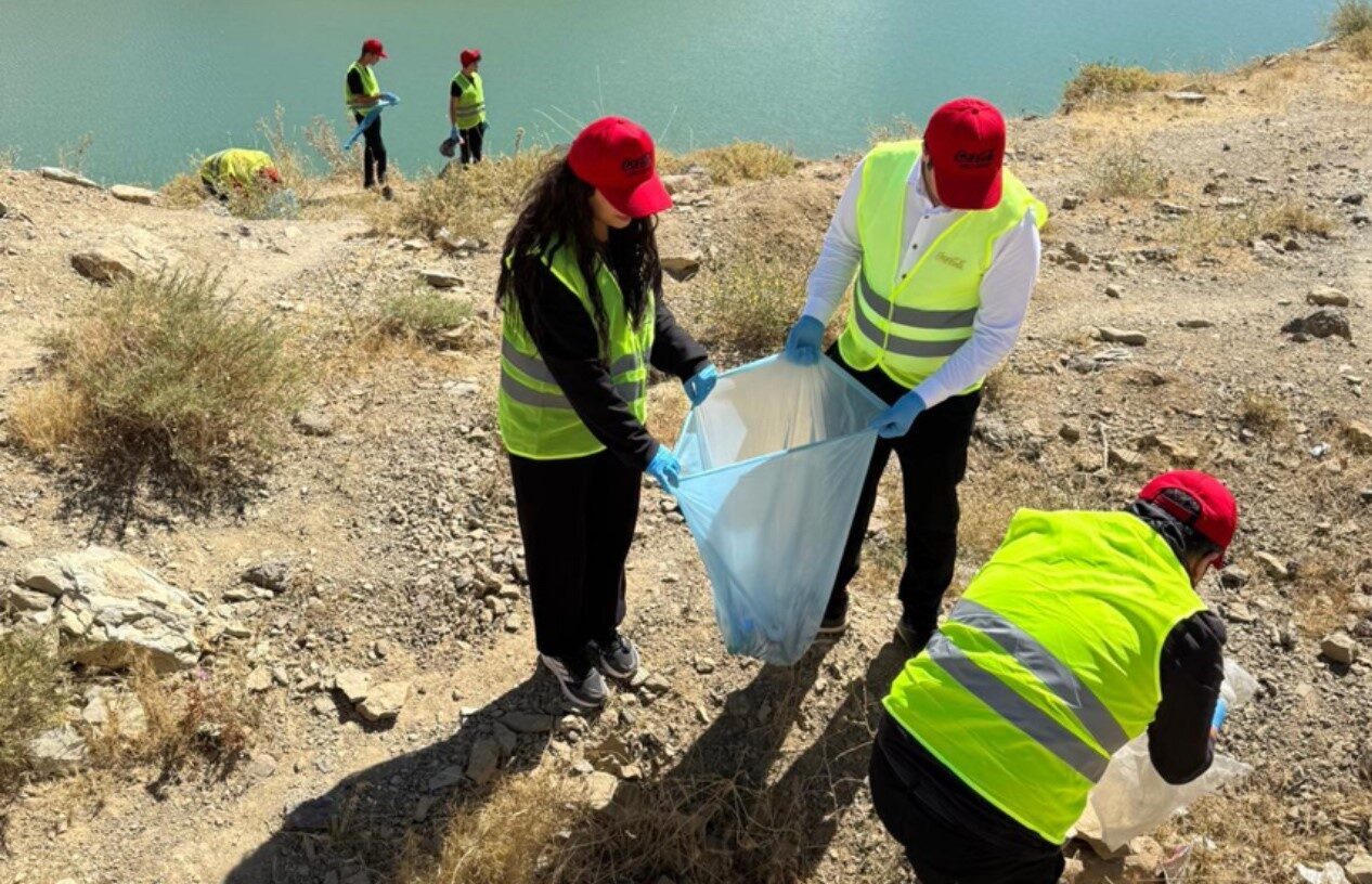 Hakkari’nin Yüksekova ilçesinde bir grup gönüllü, örnek bir davranış sergileyerek