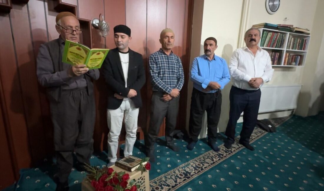 Hakkari’nin Yüksekova ilçesinde Mevlid Kandili coşkusu camilerde ve sokaklarda hissedildi.