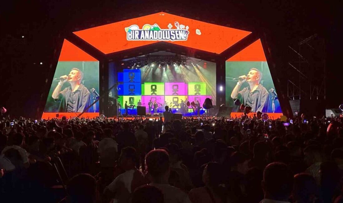 Ünlü sanatçı Oğuzhan Koç, Yüksekova ilçesinde verdiği konserde yoğun ilgi