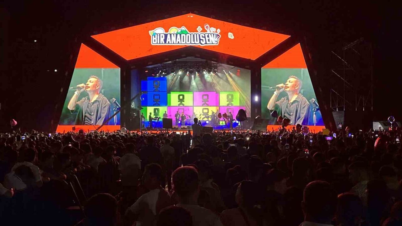 Ünlü sanatçı Oğuzhan Koç, Yüksekova ilçesinde verdiği konserde yoğun ilgi