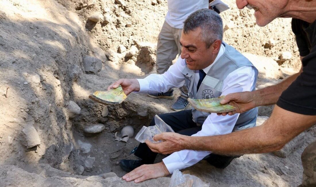 Mersin’in Toroslar ilçesi Demirtaş Mahallesi’nde yer alan Yumuktepe Höyüğünde arkeolojik