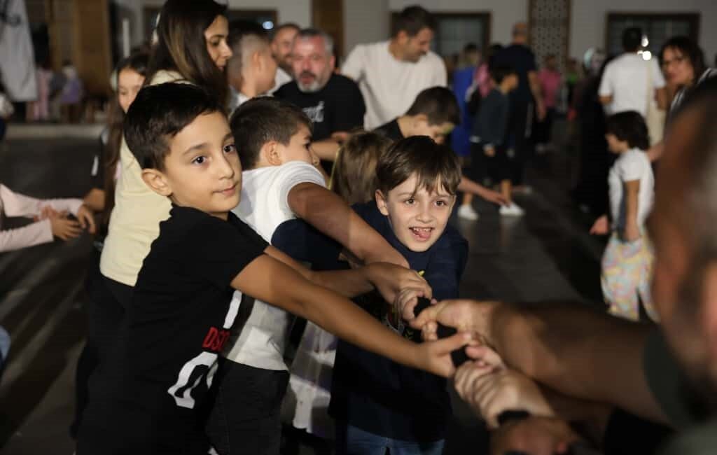 Yunusemre Belediyesi ‘Hayat Sokakta’ sloganıyla çocuk şenliği düzenledi. Her yaştan