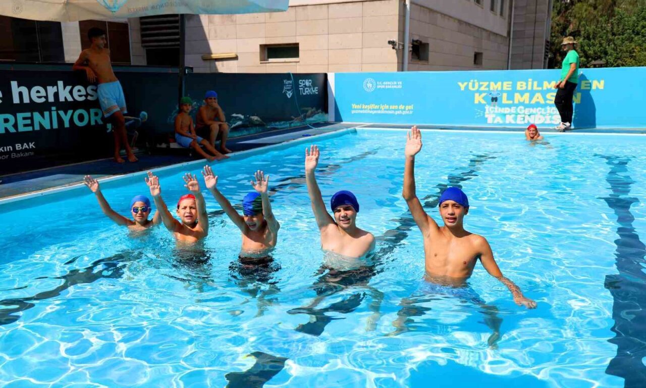 Adana’da ’Yüzme bilmeyen kalmasın’ projesiyle 11 bin 443 çocuk ve