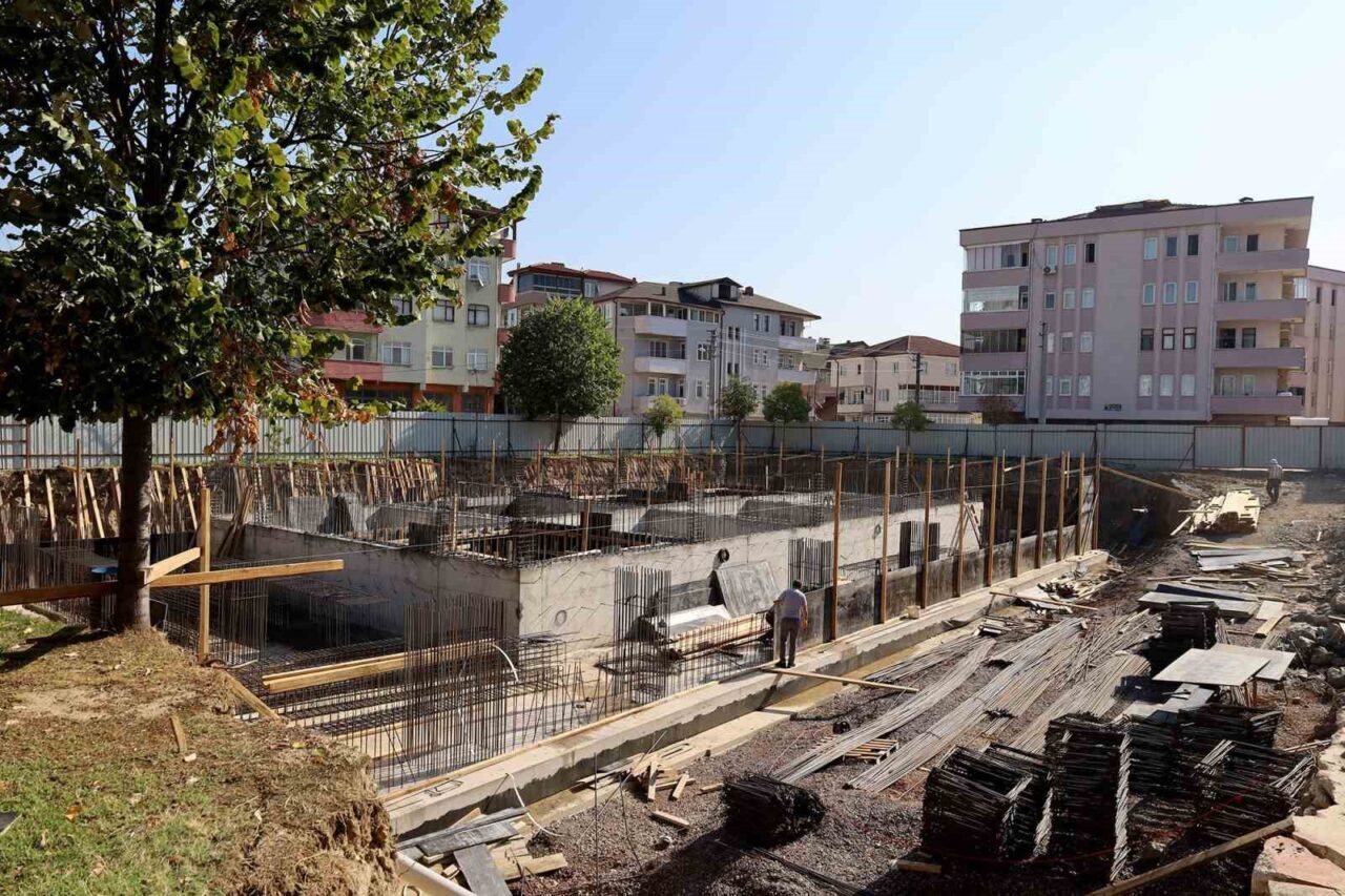 Arifiye’de yapımı süren Yüzme Havuzu ve Gençlik Merkezi projeleri 340