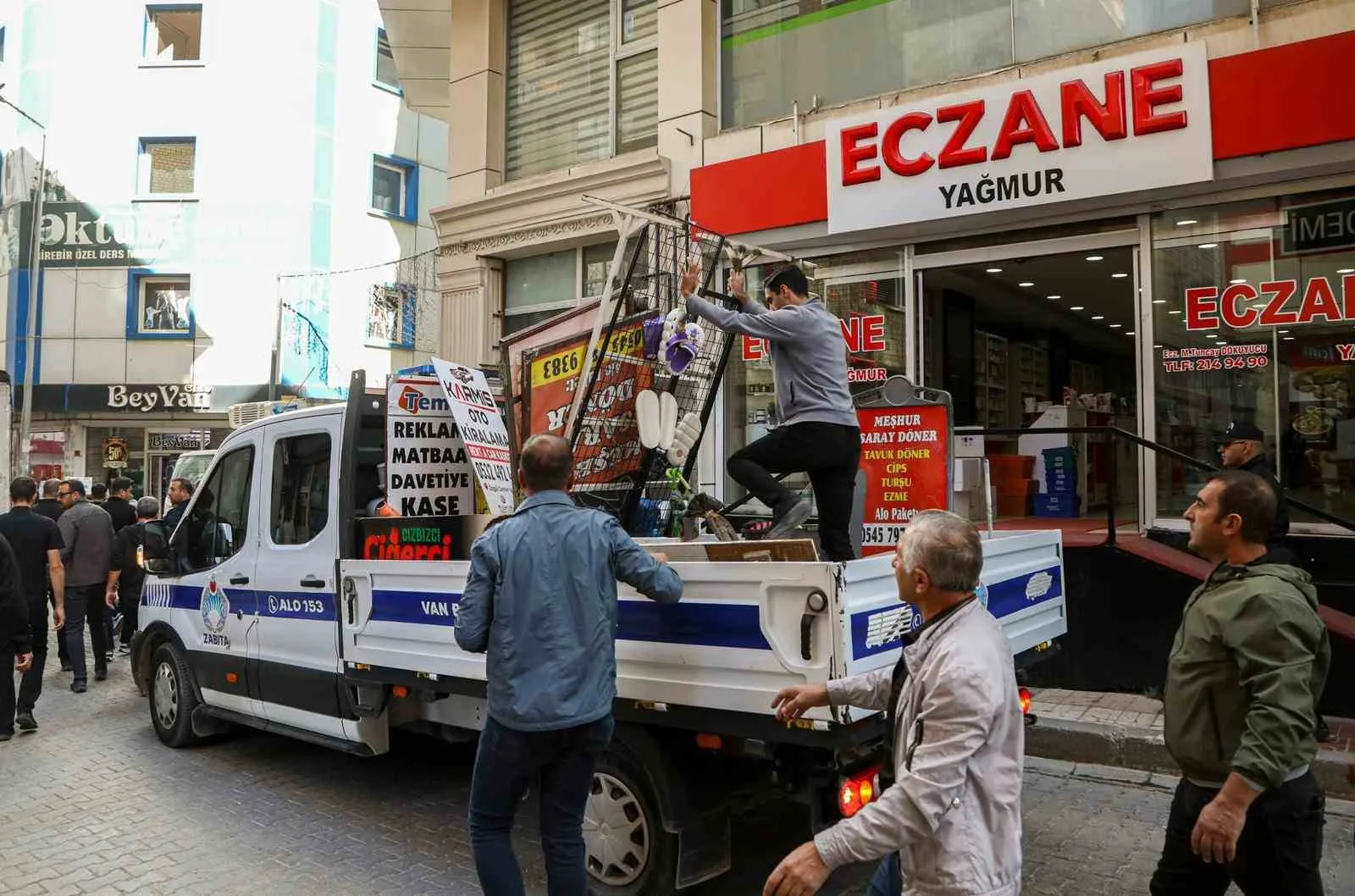 Van Büyükşehir Belediyesi, kent merkezinde kamuya ait alanların işgalinin önüne