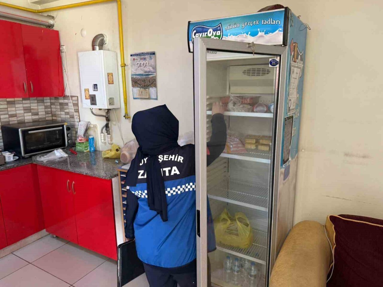 Kocaeli’de zabıta ekipleri, yeni eğitim yılının başlamasıyla okul kantinlerinde denetim