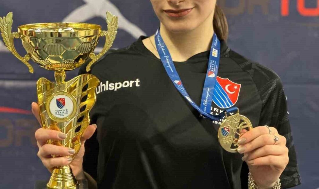 Adıyaman’ın Gölbaşı ilçesinde eskrim sporcusu Zehra Kerem, İtalya’nın Napoli kentinde