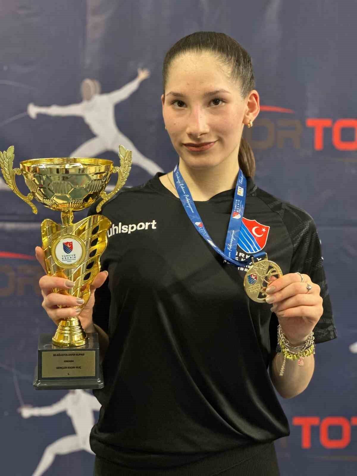 Adıyaman’ın Gölbaşı ilçesinde eskrim sporcusu Zehra Kerem, İtalya’nın Napoli kentinde