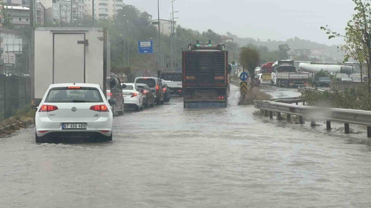 Meteoroloji Genel Müdürlüğü’nün günler öncesinden yaptığı uyarıların ardından Zonguldak ve