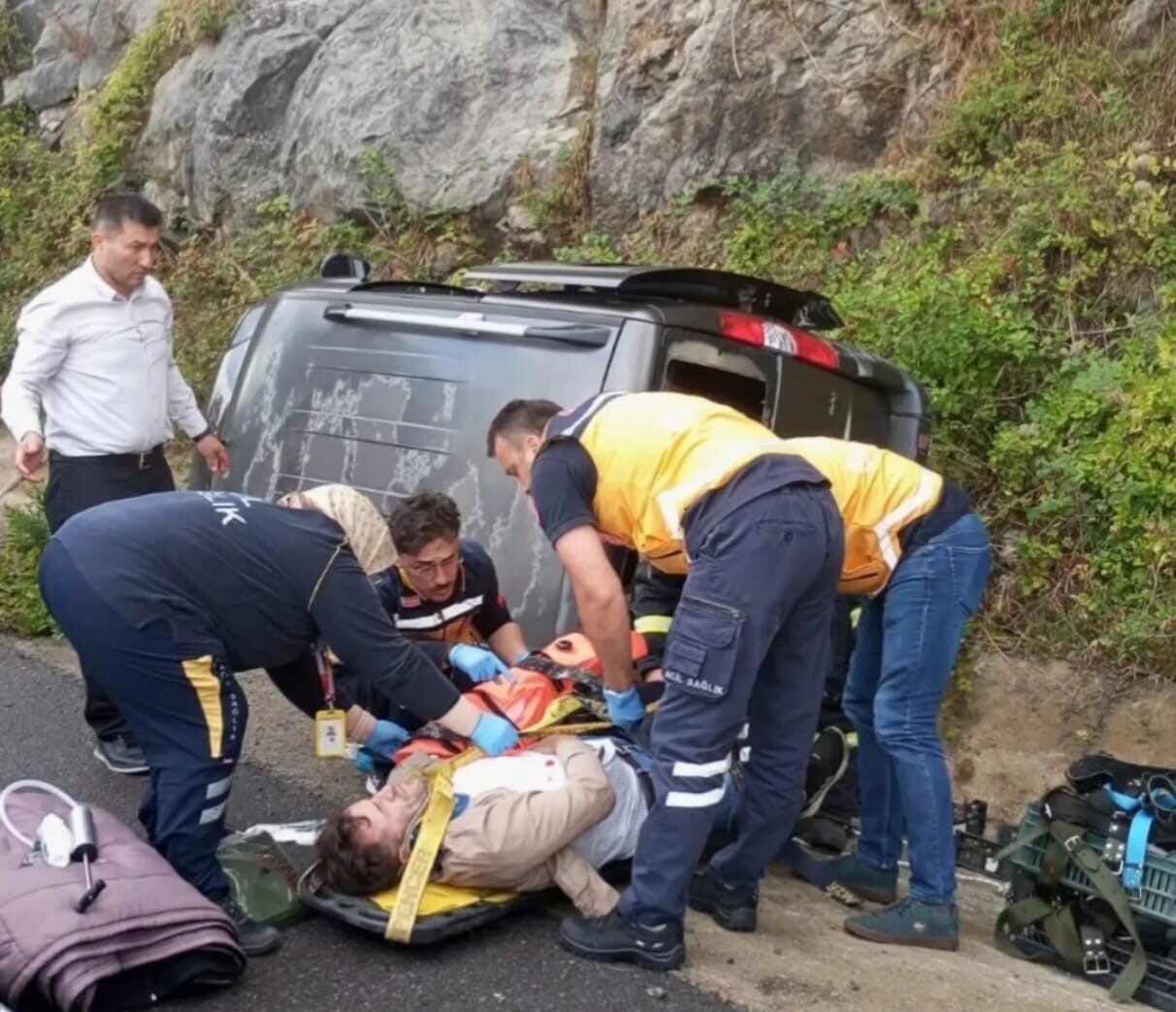 Zonguldak’ın Kozlu ilçesinde, yağışlı hava nedeniyle kontrolden çıkan bir hafif