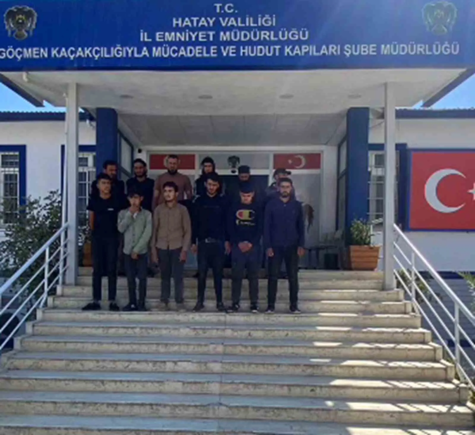 Hatay’da 12 yabancı uyruklu şahsı 27 bin TL karşılığında aracında